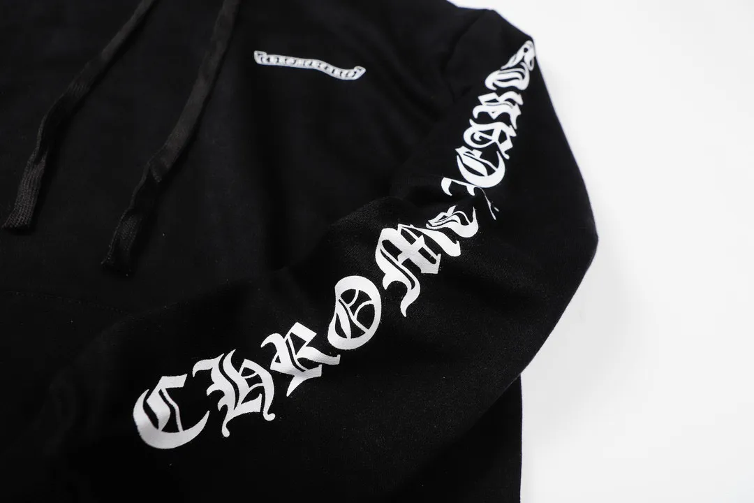 M16—P210 -Chrome Hearts/Chrome Hearts printed sweatshirt cardigan jacket -420 grams of high-density, high-quality wool, soft, delicate and skin-friendly, soft and silky to the touch, warm and skin-friendly -The hardware and zipper accessories are all customized and full of details -Colour: black -Size: S M L XL